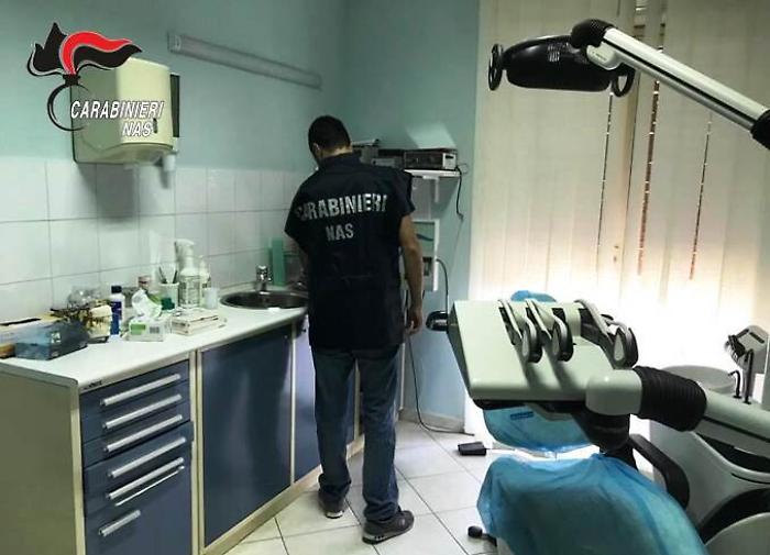 Biancavilla, falso dentista riceveva pazienti in studio di ultima generazione