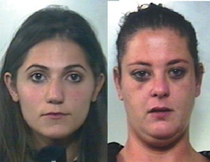 Caltagirone, calci e pugni a negoziante che le blocca durante furto: arrestate