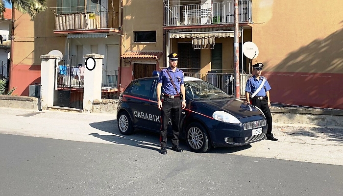Palagonia, occupano casa popolare di un defunto e con armi dentro