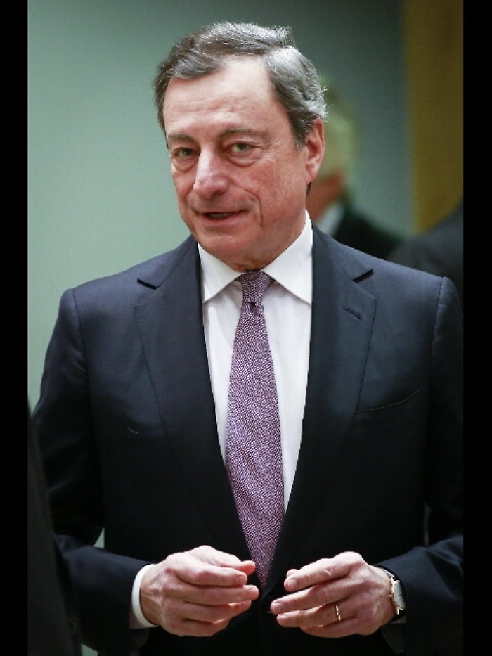 Cambi: euro sale a 1,2333 dollari