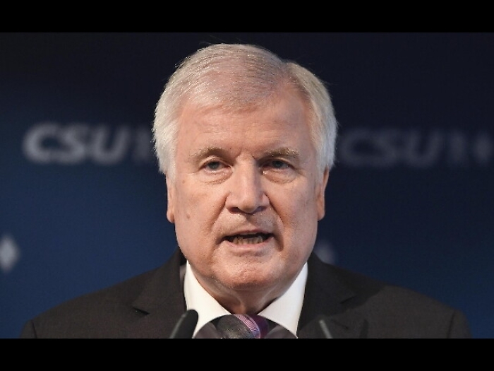 Germania: Seehofer rinuncer&agrave; a guida Csu