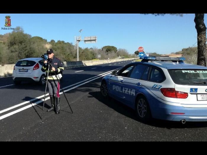 Guida al telefono, con bimbo in braccio