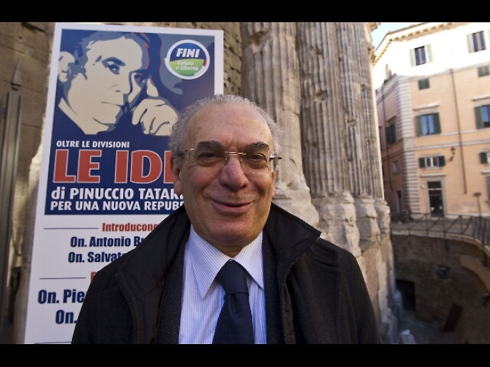 Tatarella: folla e politici ai funerali