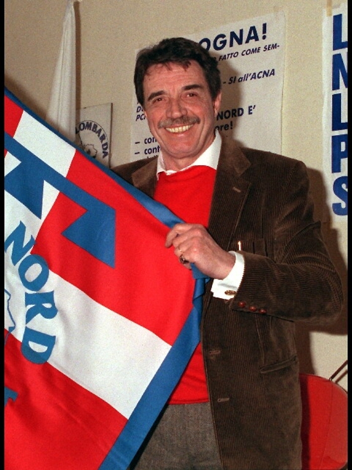 Torino omaggia Farassino con una targa