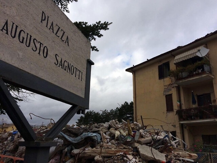 Crollo palazzina, 16 avvisi di garanzia