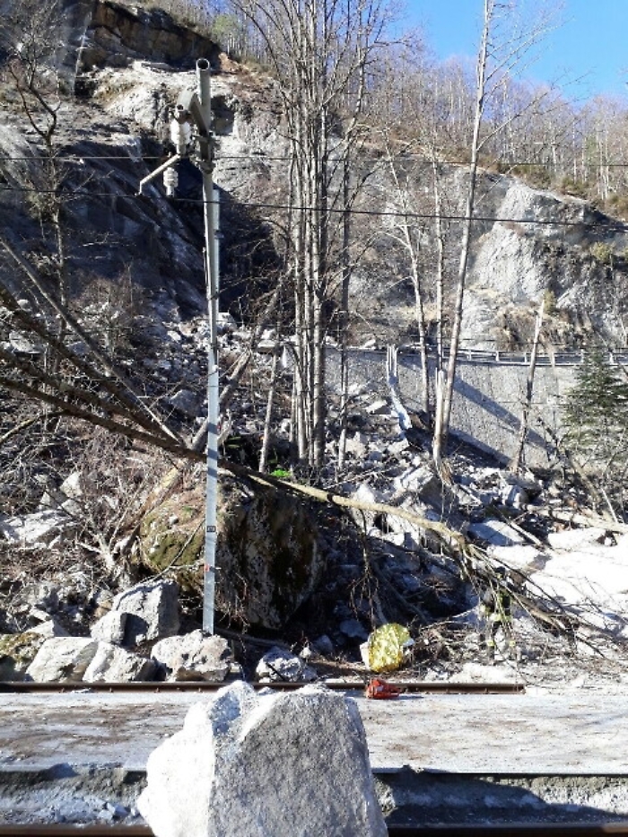 Frana su auto in Piemonte, due morti