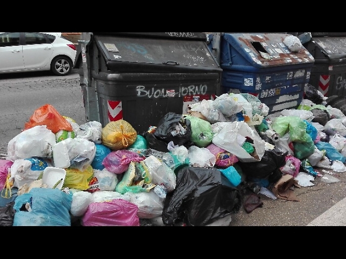 Fusti birra vicino cassonetti, maximulta