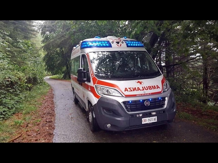 Ex va a casa sua, lei lo ferisce