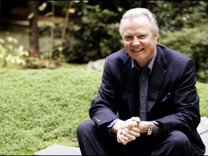 Trump "assume" padre di Angelina Jolie