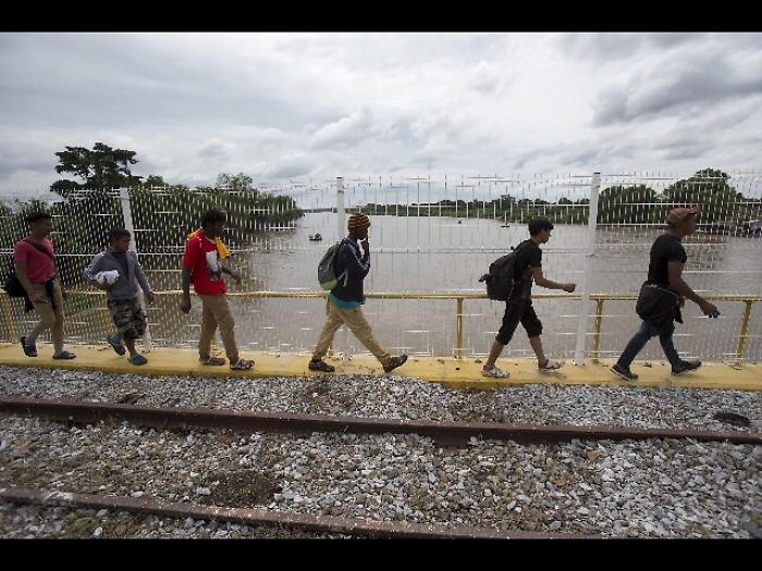 Carovana migranti, Trump allerta soldati