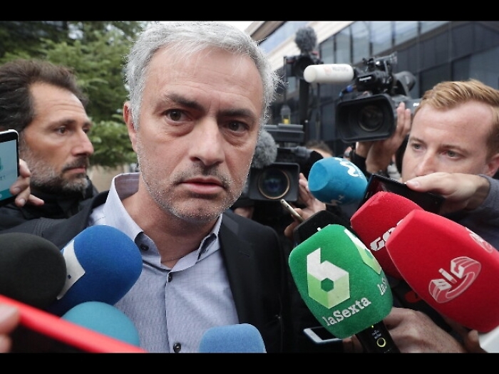 Mourinho patteggia un anno per frode
