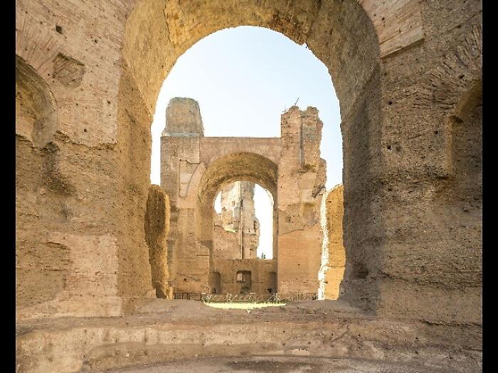 Curran accende le Terme di Caracalla