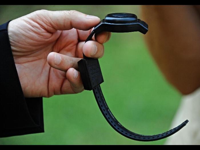 Catania, il braccialetto elettronico "alimentato" dalla corrente rubata