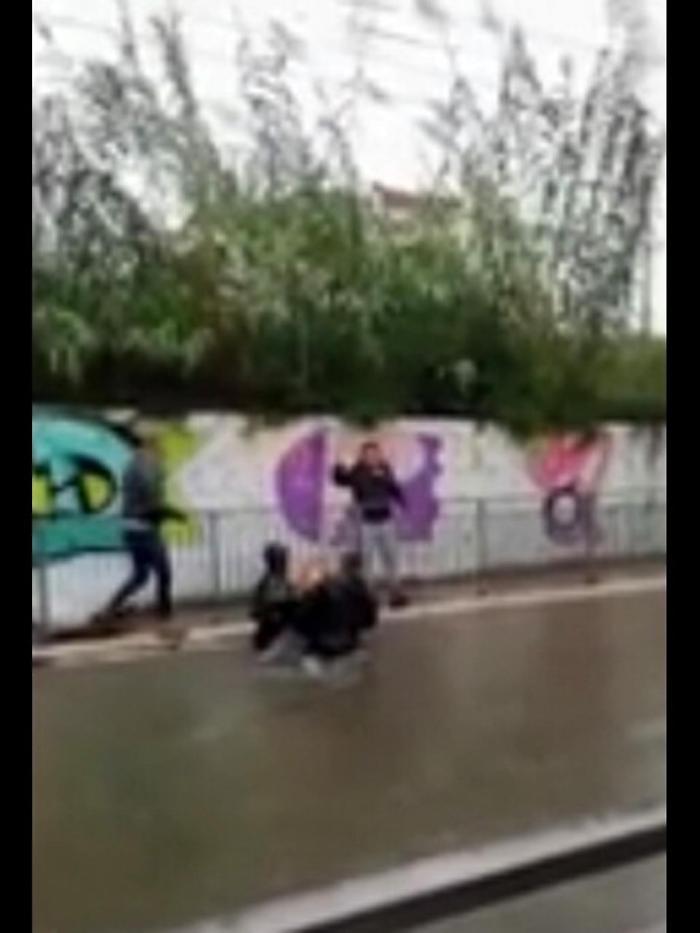 Si tuffa nel sottopasso e salva donna