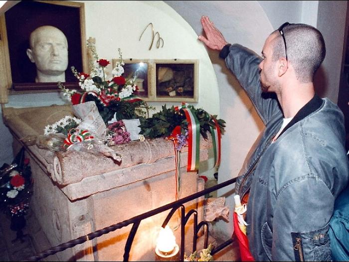 Riapre cripta Musssoni. Anpi, oltraggio