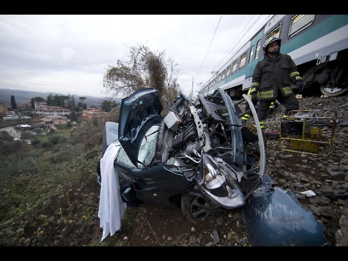 Sfonda passaggio a livello, travolto