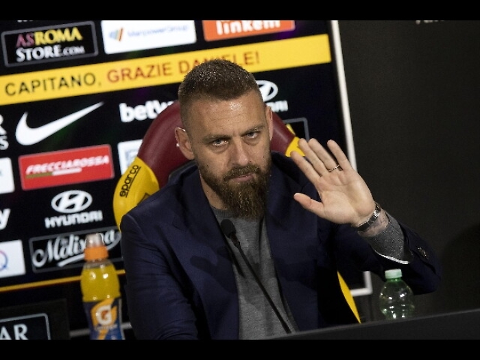 Addio De Rossi,striscioni contro il club