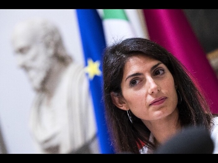 Grillo, brava Raggi che chiude campi Rom