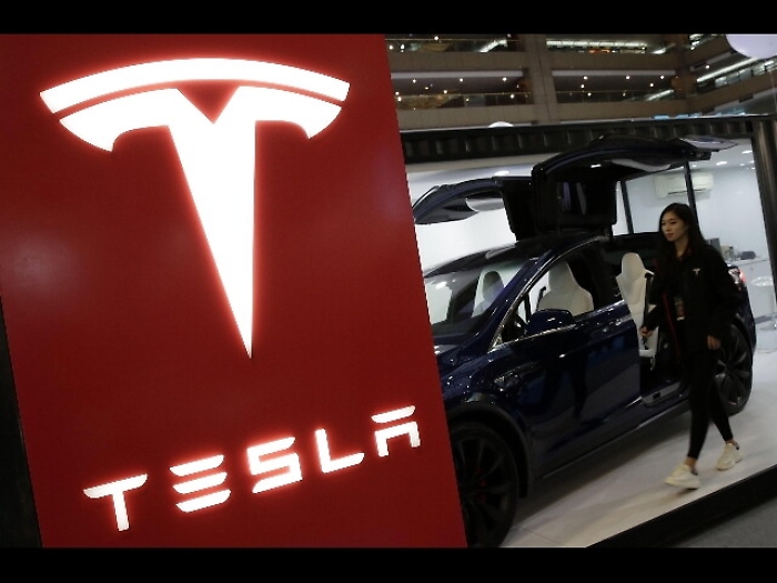 Tesla:auto scontro con pilota automatico