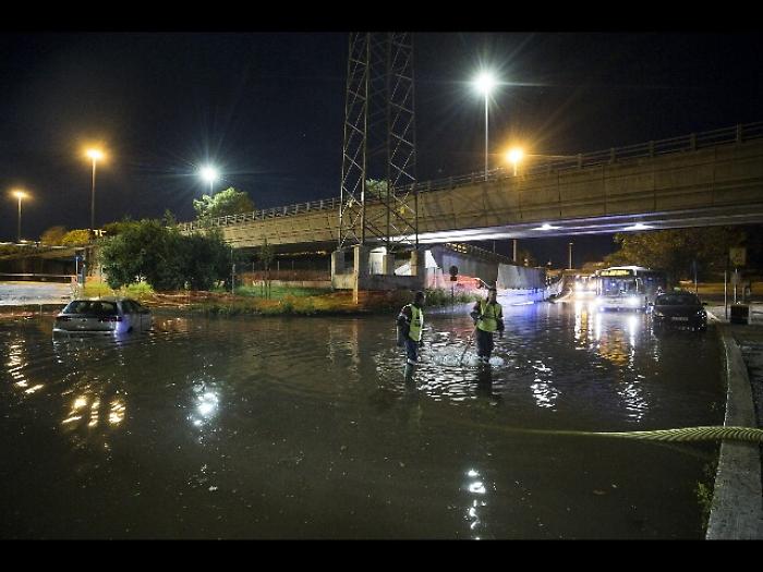 Bloccati in palestra allagata, soccorsi