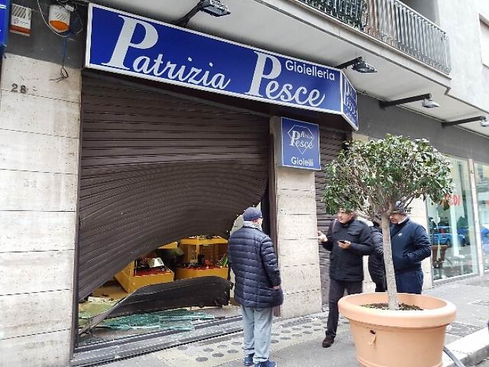 Sfondano vetrina con auto,presi gioielli