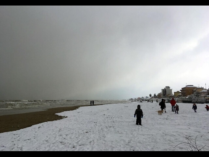 Maltempo,spiagge imbiancate nelle Marche