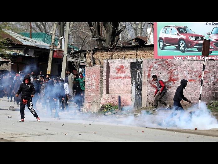 Scontri nel Kashmir, almeno 16 morti