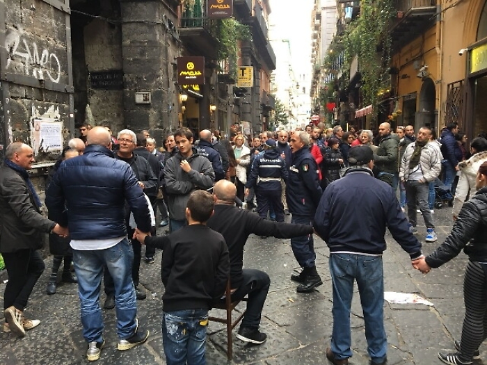 Protesta ambulanti abusivi nei Decumani