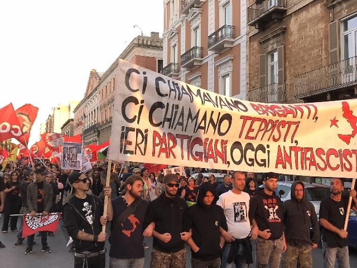 Sfilano in 500 a Bari dopo violenze