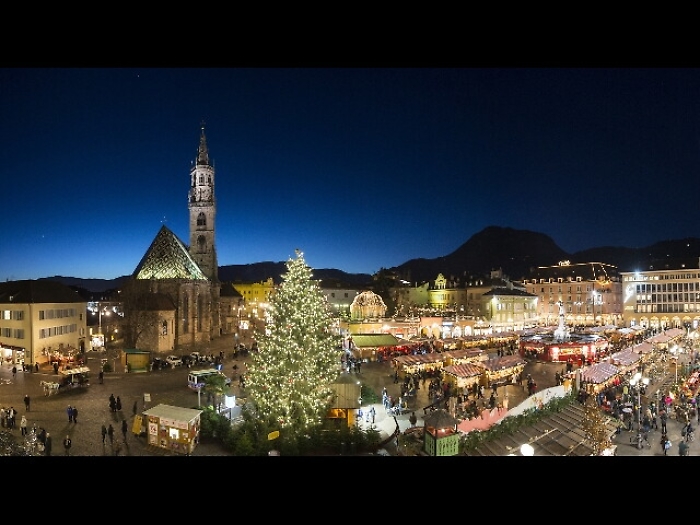 Inaugurato mercatino Natale di Bolzano