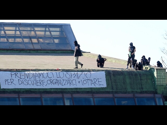 Anarchici occupano ex scuola a Torino