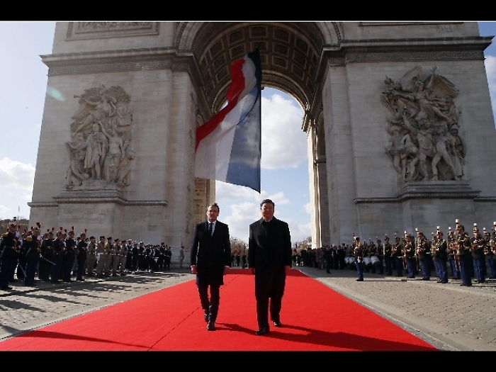 Macron e Xi, omaggio all'arco di Trionfo