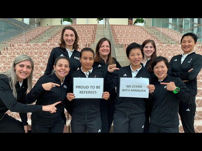 Arbitre Fifa,"tutte con Annalisa Moccia"