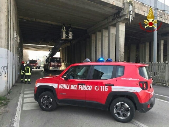Cadono pezzi da cavalcavia, chiuso
