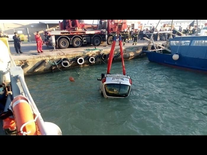 Cade in acqua con auto, morto anziano