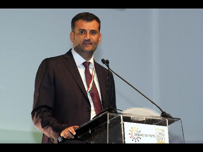 Bari, consegnate chiavi stadio al Comune