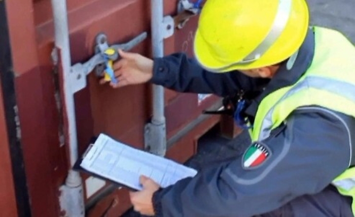 Palermo, sequestrati due containers pieni di vecchie tv e ricambi d'auto diretti in Ghana