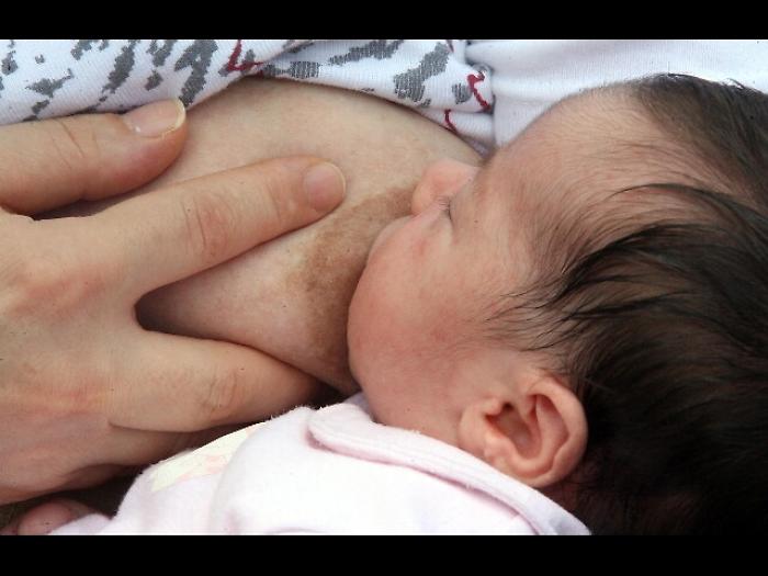 A Bologna in scena mamme che allattano