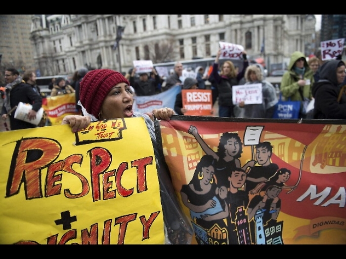 Trump a Filadelfia, la piazza protesta