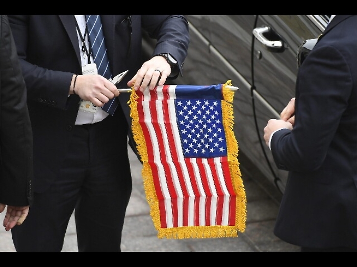 Trump: 'non muoio per lui', sospesa 007