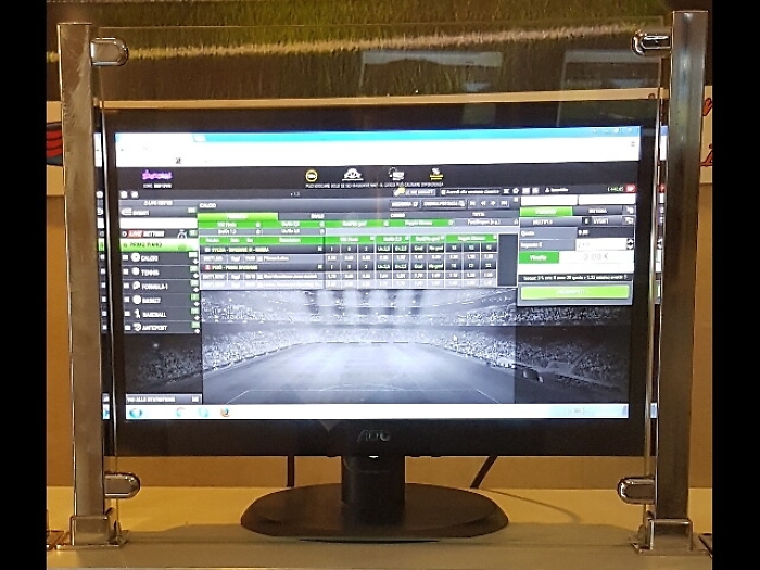 Centro scommesse abusivo dietro internet point a Palermo: sequestrato