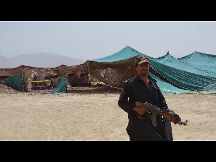 Pakistan: 4 kamikaze feriscono 4 agenti