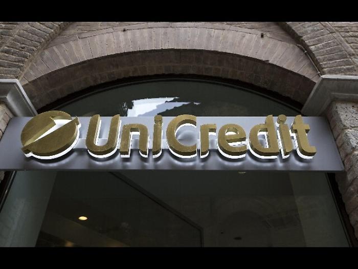 Unicredit: Ft, valuta fusione con SocGen