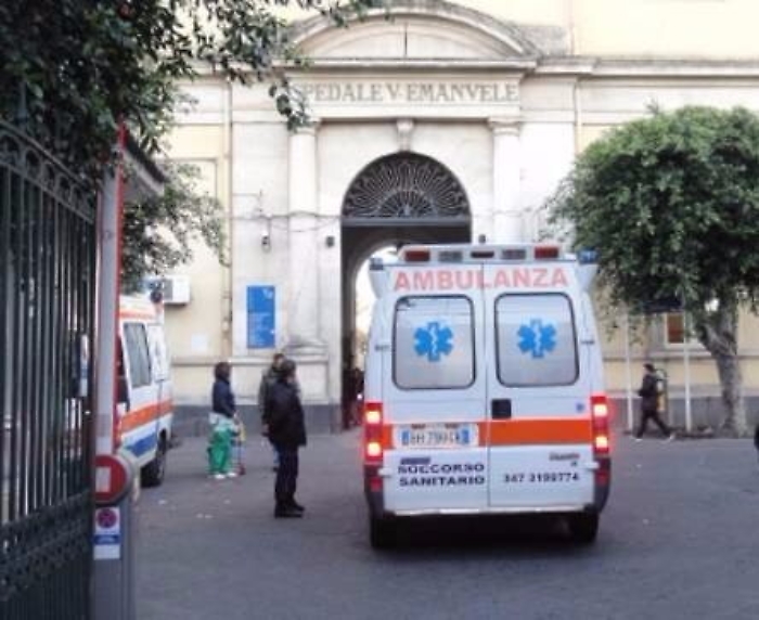 Mangiano "frutti di mare"ad Aci Trezza e finiscono in ospedale: 20 intossicati