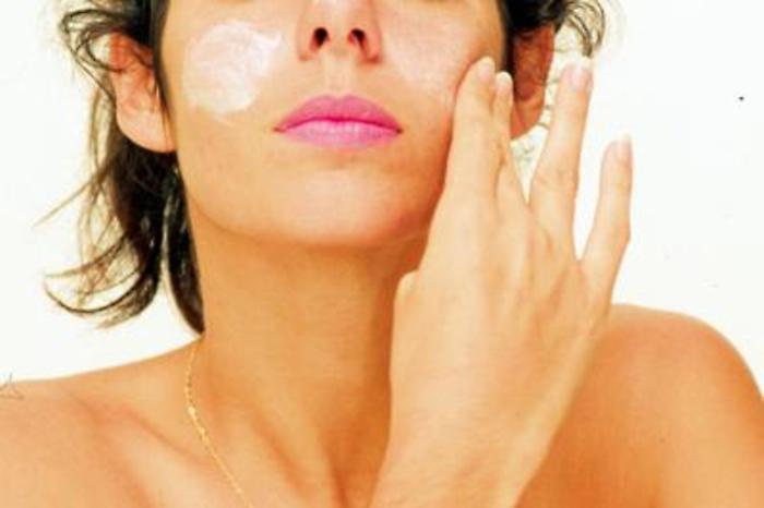 Cosmetici 'fai da te' su Youtube, allarme medici