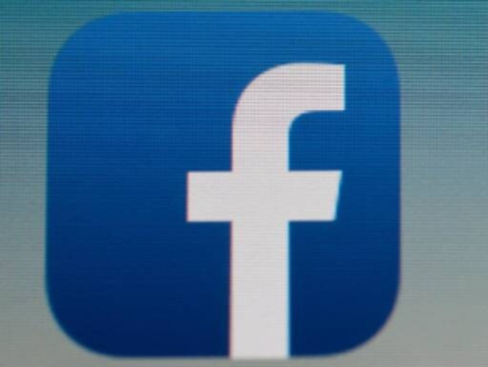 Spara al vicino di casa dal balcone. Ferito posta foto sul web