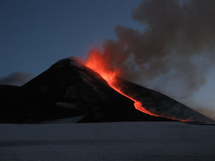 Etna, nuova fase eruttiva sul vulcano con colata sommitale