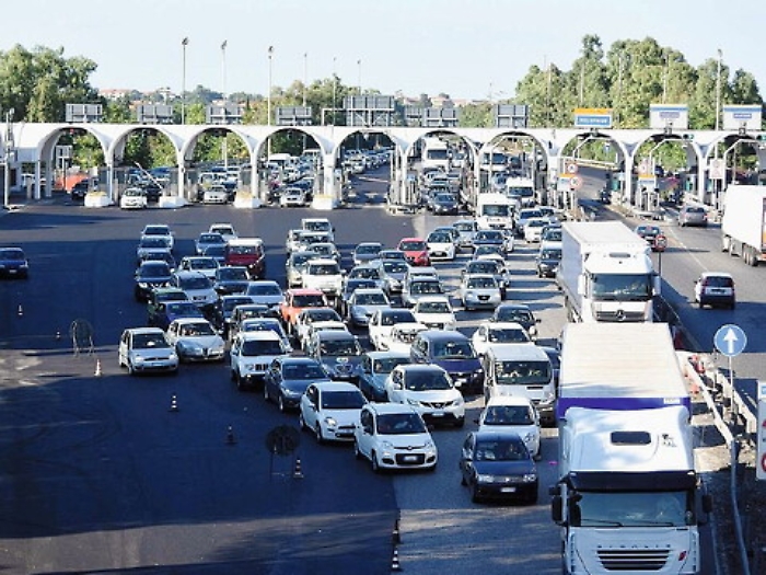 Dopo il pedaggio carreggiata a imbuto, code in A18 e ai caselli per i lavori del Cas