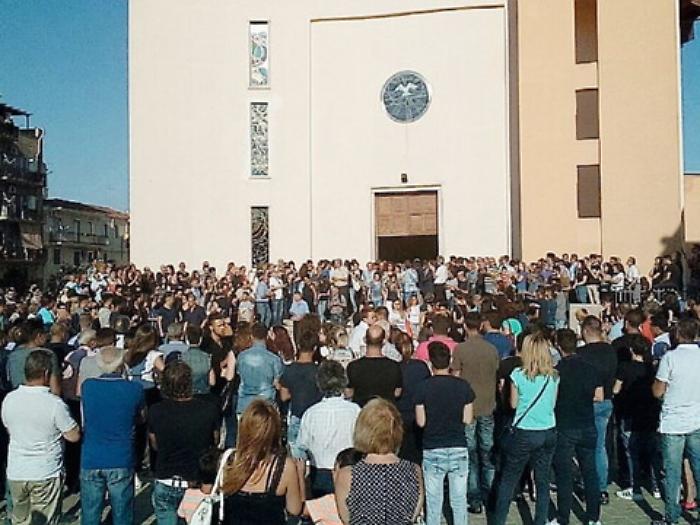 Ucciso per aver difeso amica, tutta la comunit&agrave; ha voluto partecipare al dolore dei Vinci
