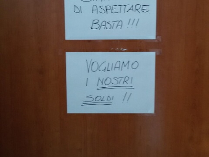 Si barrica in ufficio e reclama 11 salari